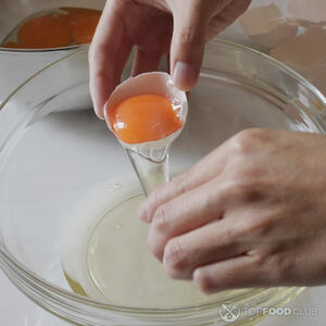 отделяет желток от белка