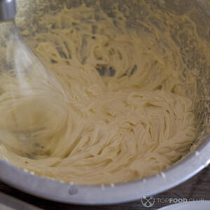 взбивает сливочное масло