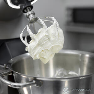 взбивает крем