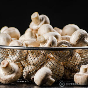 Режем грибы.