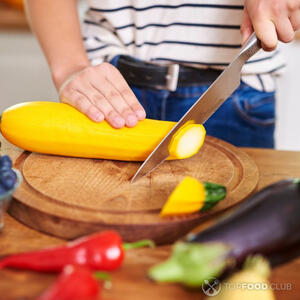 Режем кабачки.