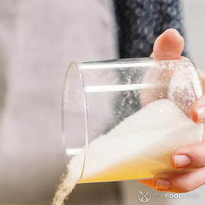 добавляет сахар