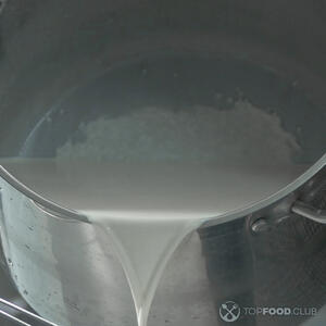 наливает горячее молоко