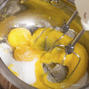 перемешивает желтки с сахаром