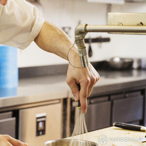 перемешивает венчиком