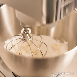 взбивает сливки