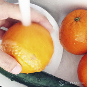 моет апельсины