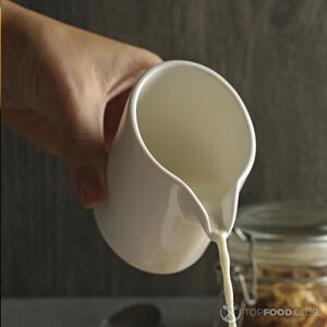 добавляет молоко