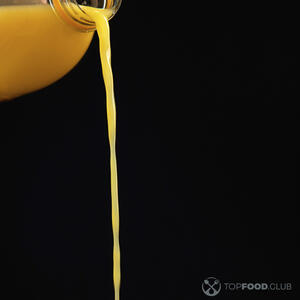 наливает апельсиновый сок