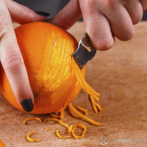 снимает цедру