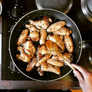 Куриные крылья на сковороде.