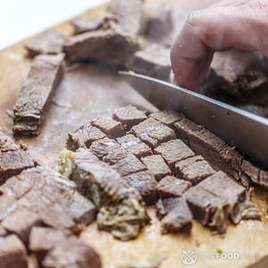 Резать мясо