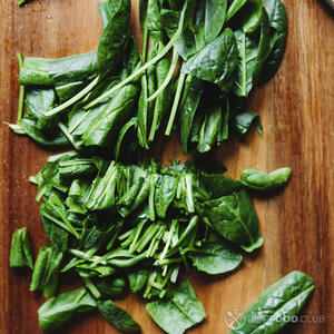 Резать шпинат