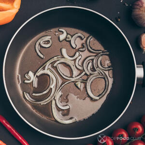 Обжариваем лук.