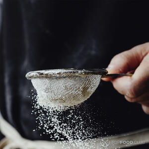 просеивает муку