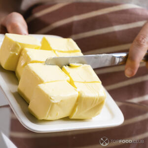 добавляет сливочное масло