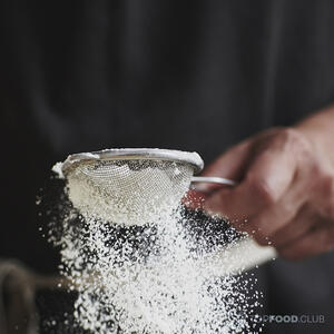 просеивает муку