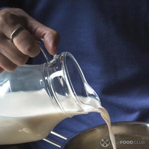 наливает сливки