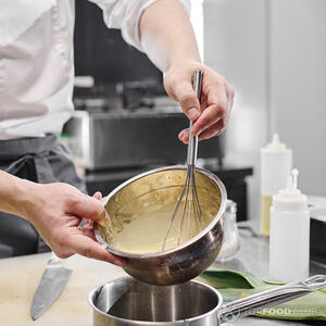 перемешивает крем