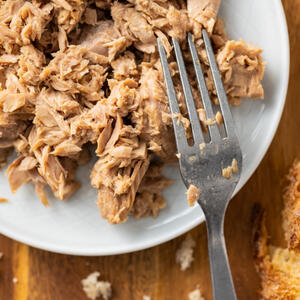 Измельчаем тунец вилкой