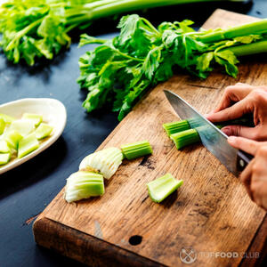режем сельдерей