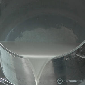 наливает горячее молоко