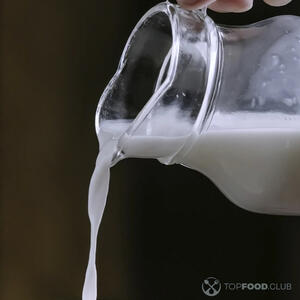 наливает молоко