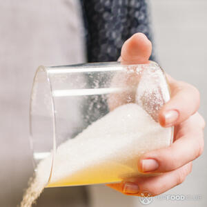 насыпает сахар