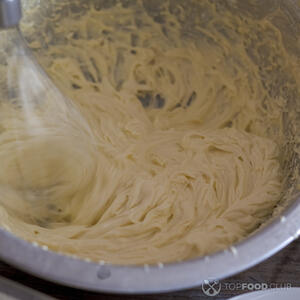 взбивает сливочное масло