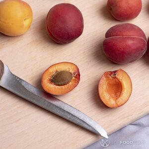 Резать абрикос