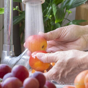 Мыть абрикосы