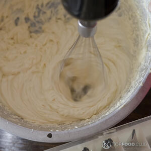 взбивает крем