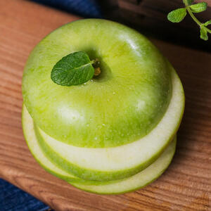 режем яблоко