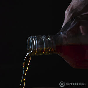 наливает ликер