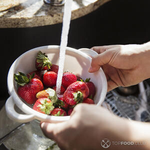 Моет клубнику