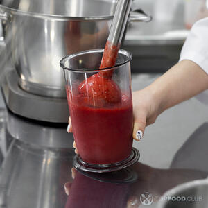 взбивает клубнику блендером