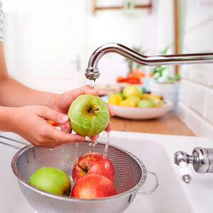 моем яблоко