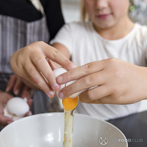 разбивает куриные яйца