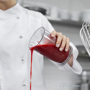 добавляет клубничное пюре