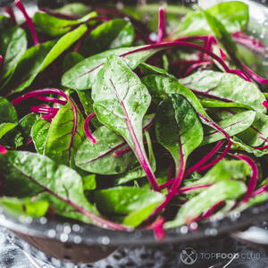 Добавляем мытые листья свеклы