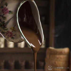 наливает шоколад