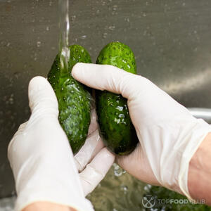 Моем огурцы