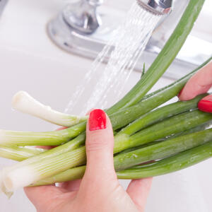 Моем зеленый лук