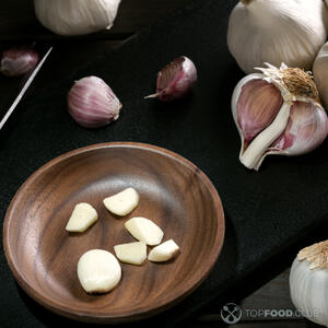 чистить чеснок