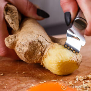 чистить имбирь