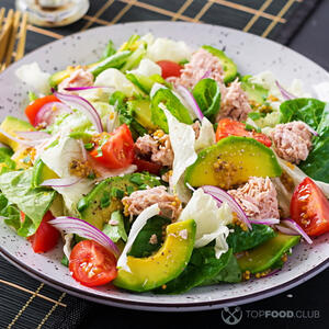 Подаем салат на стол