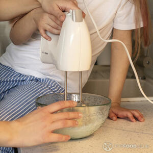 взбивает миксером