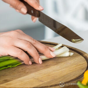 Режем зеленый лук