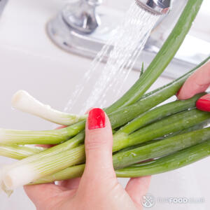 Моем зеленый лук