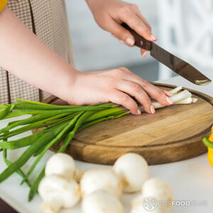 Нарезаем зелёный лук